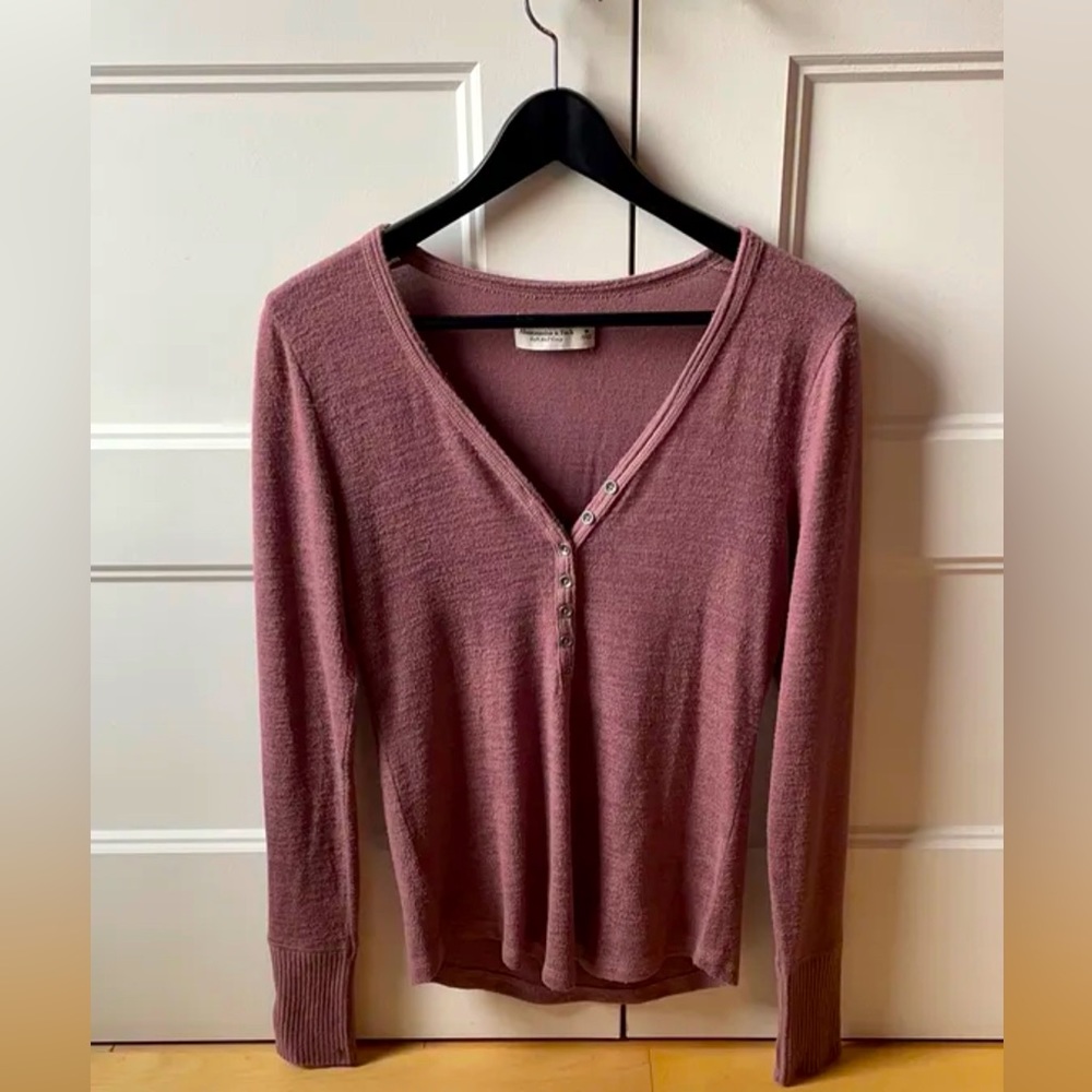 long-sleeved button-down collar sweater